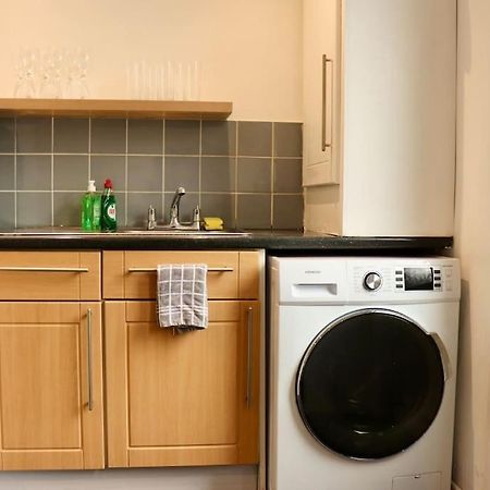 Charming 3 Bedroom Property Free Wifi & Parking ลีดส์ ภายนอก รูปภาพ
