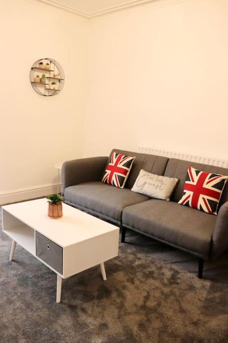Charming 3 Bedroom Property Free Wifi & Parking ลีดส์ ภายนอก รูปภาพ