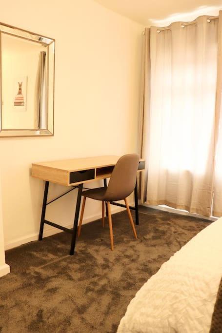 Charming 3 Bedroom Property Free Wifi & Parking ลีดส์ ภายนอก รูปภาพ