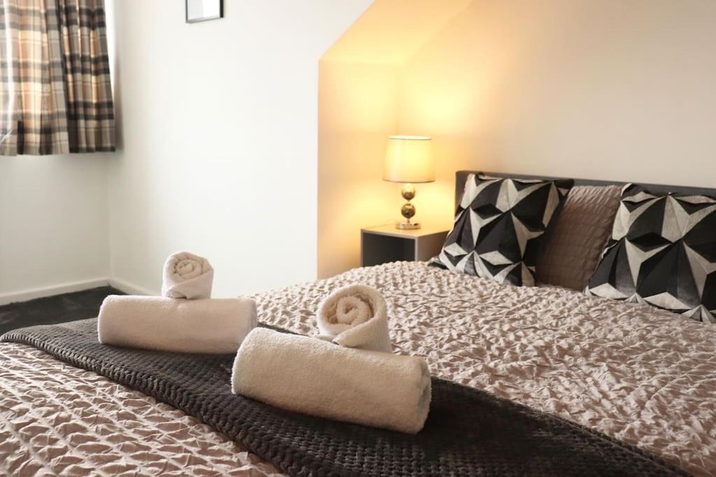 Charming 3 Bedroom Property Free Wifi & Parking ลีดส์ ภายนอก รูปภาพ