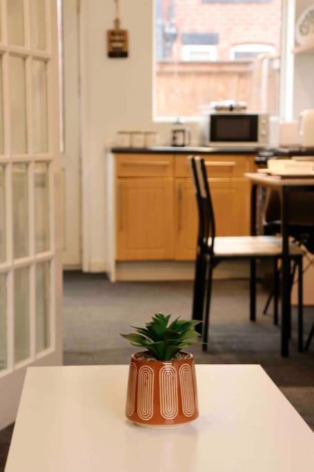 Charming 3 Bedroom Property Free Wifi & Parking ลีดส์ ภายนอก รูปภาพ