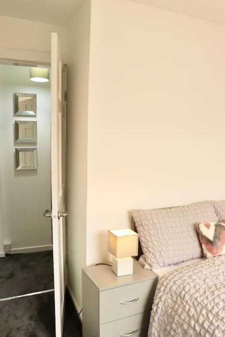 Charming 3 Bedroom Property Free Wifi & Parking ลีดส์ ภายนอก รูปภาพ