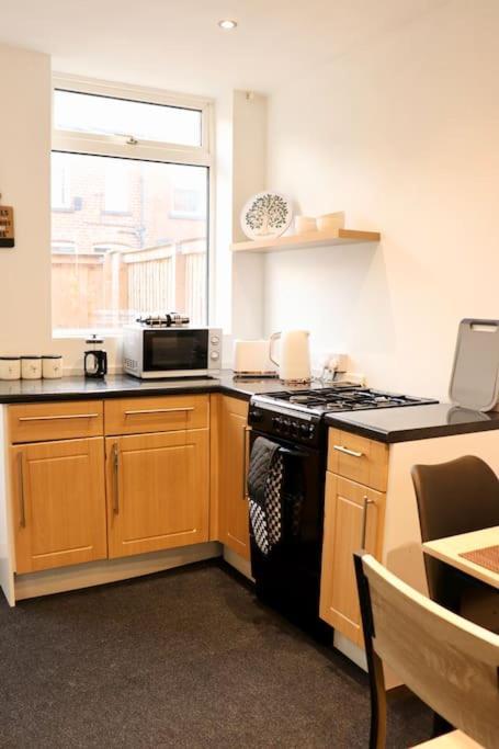 Charming 3 Bedroom Property Free Wifi & Parking ลีดส์ ภายนอก รูปภาพ