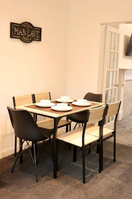 Charming 3 Bedroom Property Free Wifi & Parking ลีดส์ ภายนอก รูปภาพ