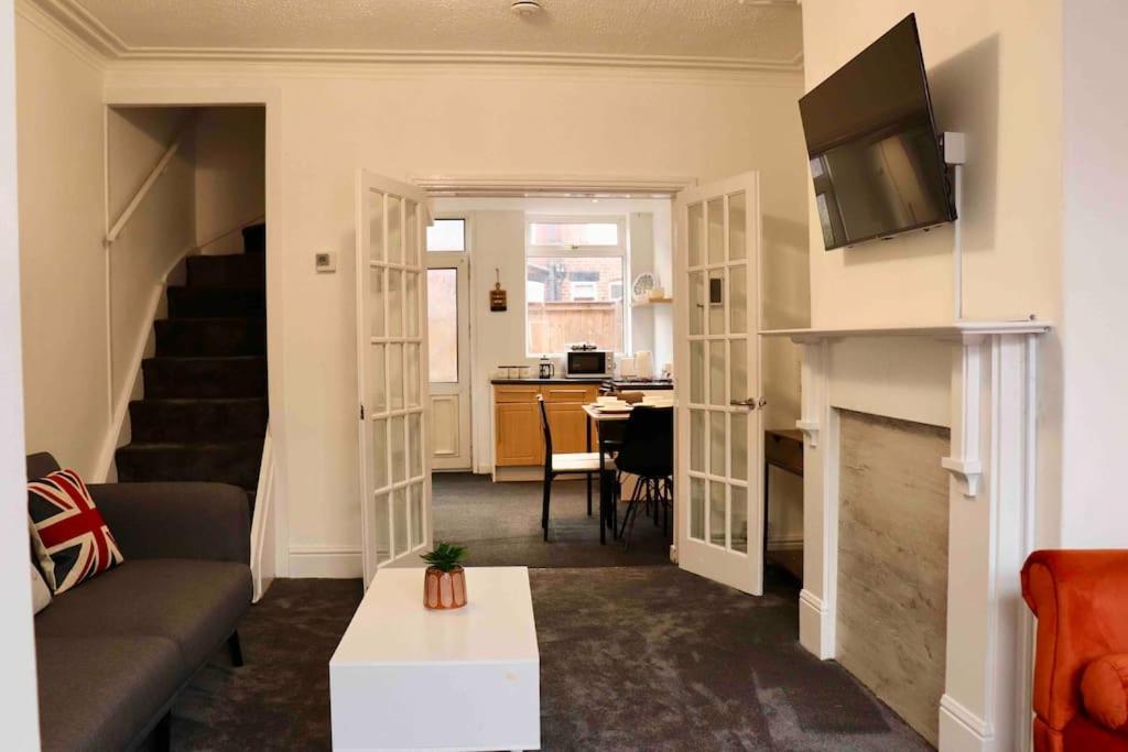 Charming 3 Bedroom Property Free Wifi & Parking ลีดส์ ภายนอก รูปภาพ