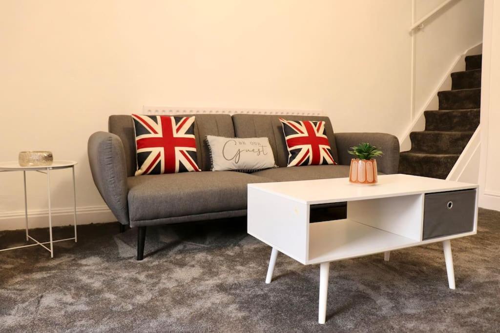 Charming 3 Bedroom Property Free Wifi & Parking ลีดส์ ภายนอก รูปภาพ