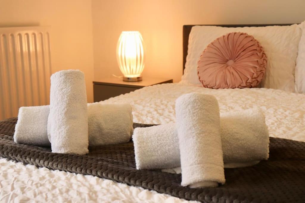Charming 3 Bedroom Property Free Wifi & Parking ลีดส์ ภายนอก รูปภาพ