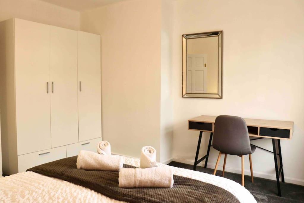 Charming 3 Bedroom Property Free Wifi & Parking ลีดส์ ภายนอก รูปภาพ