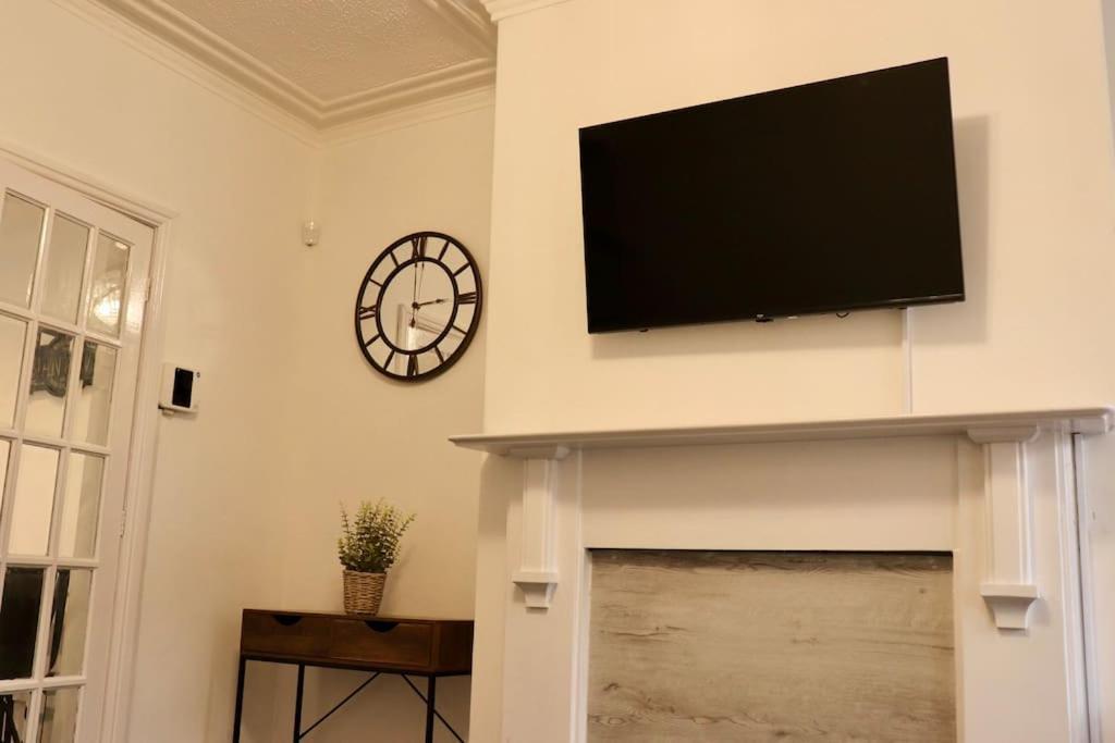 Charming 3 Bedroom Property Free Wifi & Parking ลีดส์ ภายนอก รูปภาพ