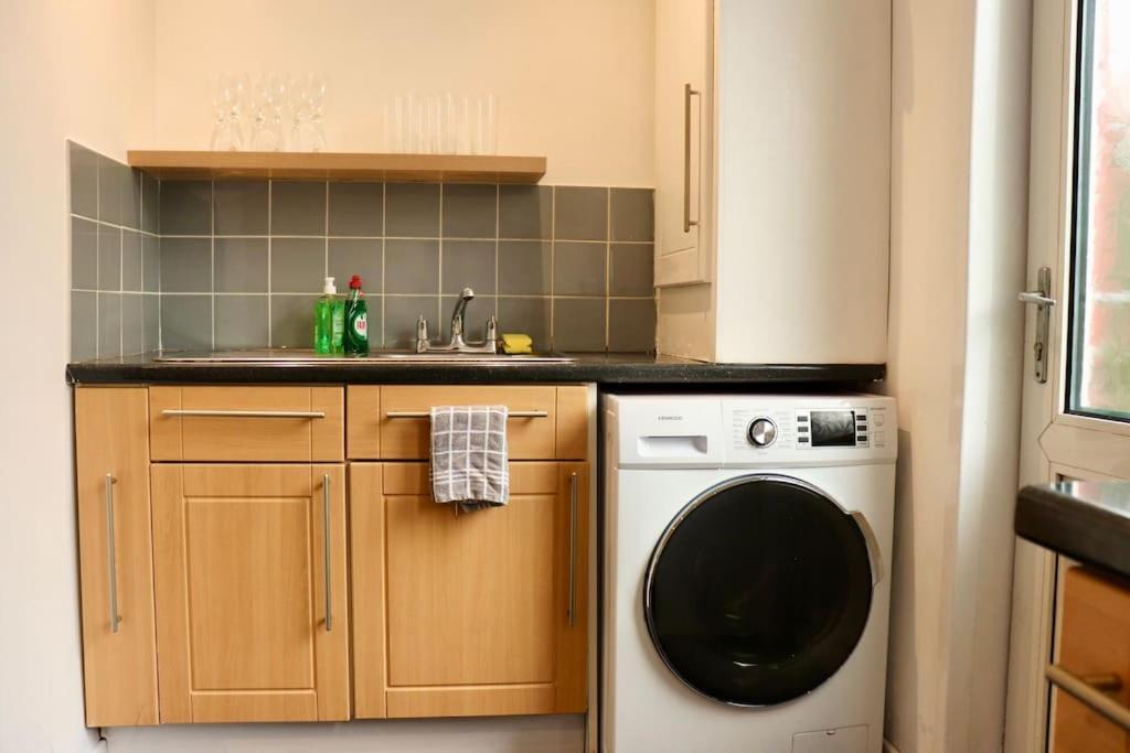 Charming 3 Bedroom Property Free Wifi & Parking ลีดส์ ภายนอก รูปภาพ