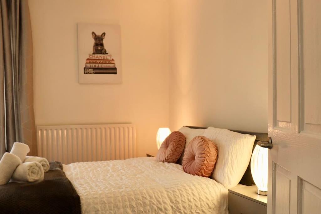 Charming 3 Bedroom Property Free Wifi & Parking ลีดส์ ภายนอก รูปภาพ