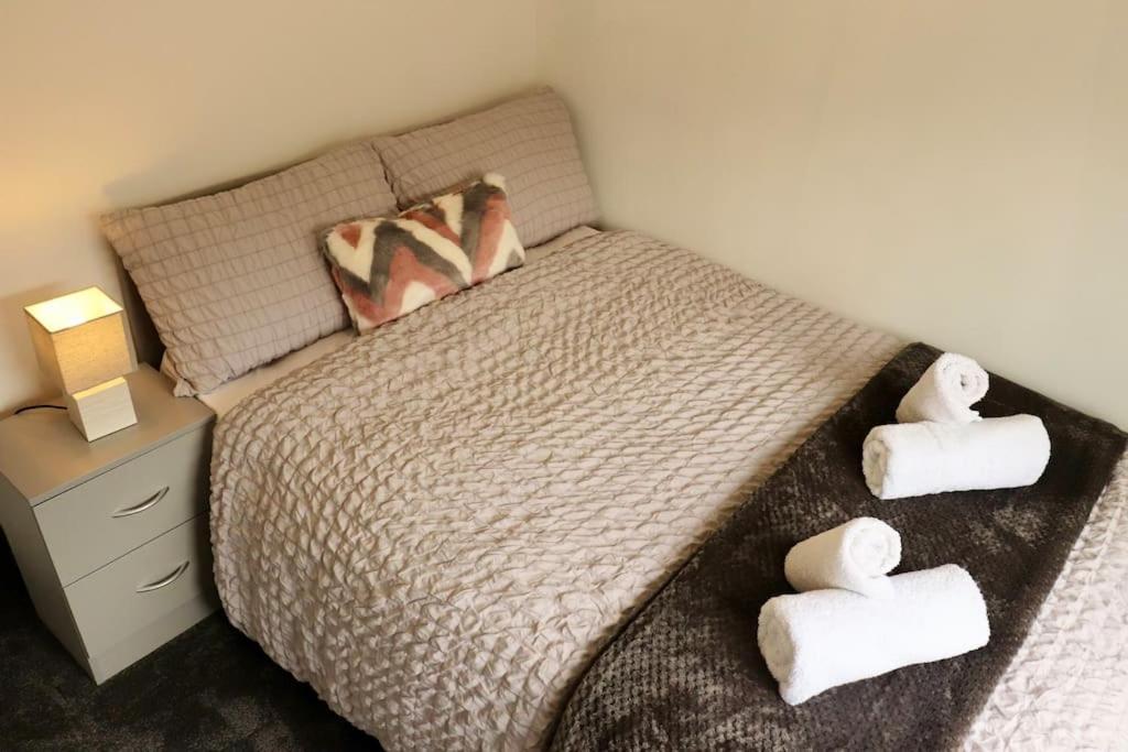 Charming 3 Bedroom Property Free Wifi & Parking ลีดส์ ภายนอก รูปภาพ