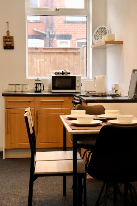 Charming 3 Bedroom Property Free Wifi & Parking ลีดส์ ภายนอก รูปภาพ