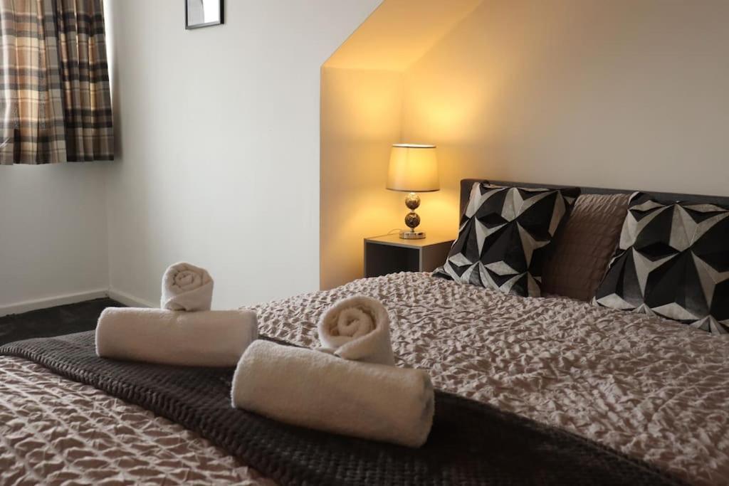 Charming 3 Bedroom Property Free Wifi & Parking ลีดส์ ภายนอก รูปภาพ