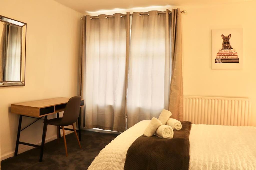 Charming 3 Bedroom Property Free Wifi & Parking ลีดส์ ภายนอก รูปภาพ