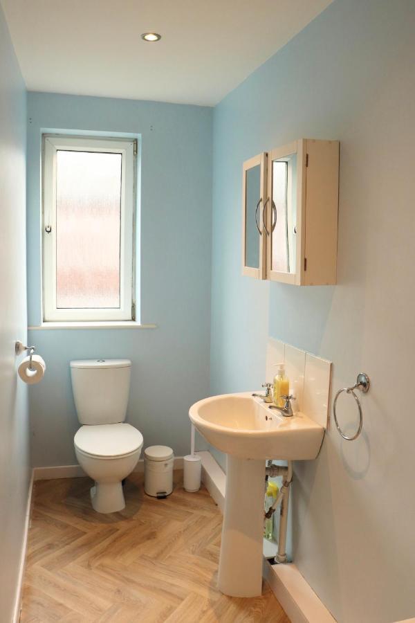 Charming 3 Bedroom Property Free Wifi & Parking ลีดส์ ภายนอก รูปภาพ
